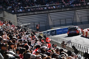 ラリーカーの走りを間近で見ることができる