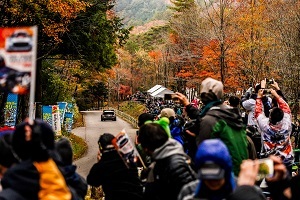 稲武設楽SSを走行するラリーカーと観客