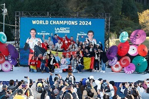 簡易表彰式会場となったまどいの丘で、家族らとともに優勝を喜ぶヒョンデのヌービル選手／ヴィーデガ選手