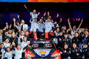 ラリーカーの上でポーズをとるドライバーとスタッフら01