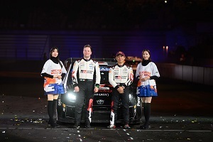 ラリーカーの前でポーズをとるドライバー01