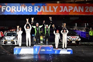表彰台の上のドライバーら01