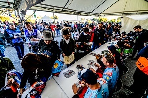 ドライバーのサイン会に並ぶ観客