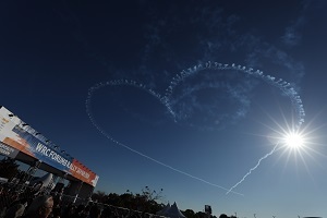 航空自衛隊のブルーインパルスによる航空ショー01
