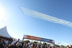 航空自衛隊のブルーインパルスによる航空ショー02