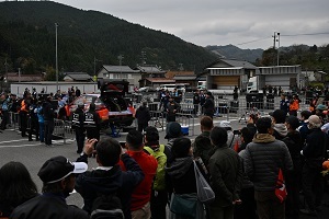 「どんぐりの里いなぶ」に集まる観客
