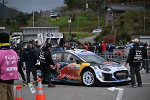 ラリーカーを撮影する観客02