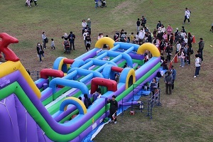 巨大ふわふわで遊ぶ子ども02