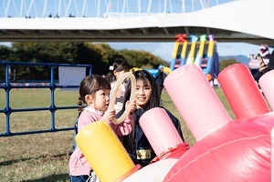 巨大ふわふわで遊ぶ子ども03