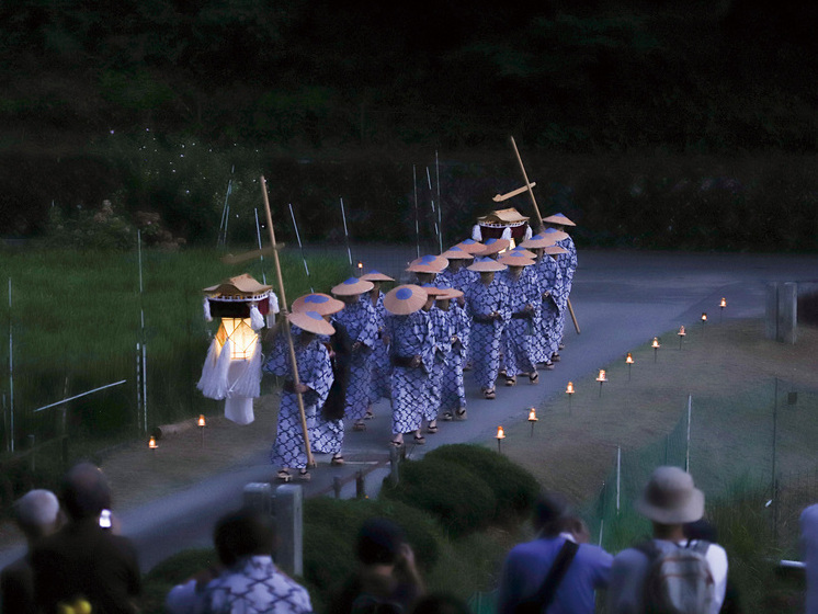綾渡の夜念仏と盆踊の様子