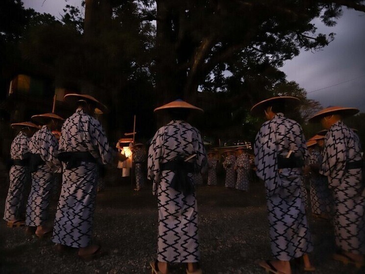 綾渡の夜念仏と盆踊の様子