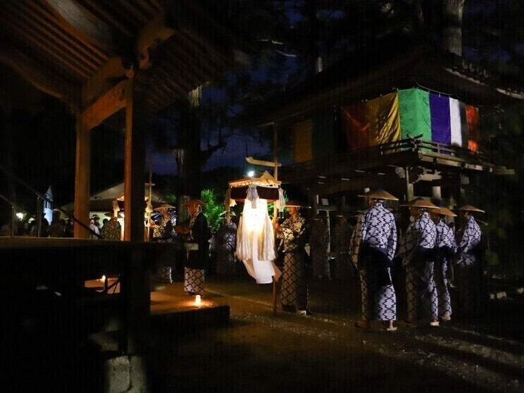 綾渡の夜念仏と盆踊の様子