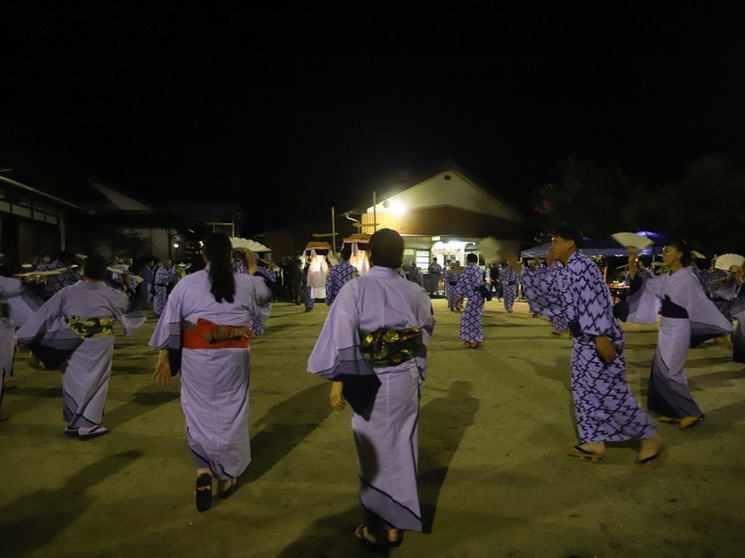 綾渡の夜念仏と盆踊の様子