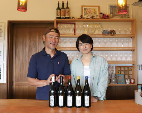 ワイン醸造家須崎さんご夫婦をワイナリー内のカウンターにて撮影したもの