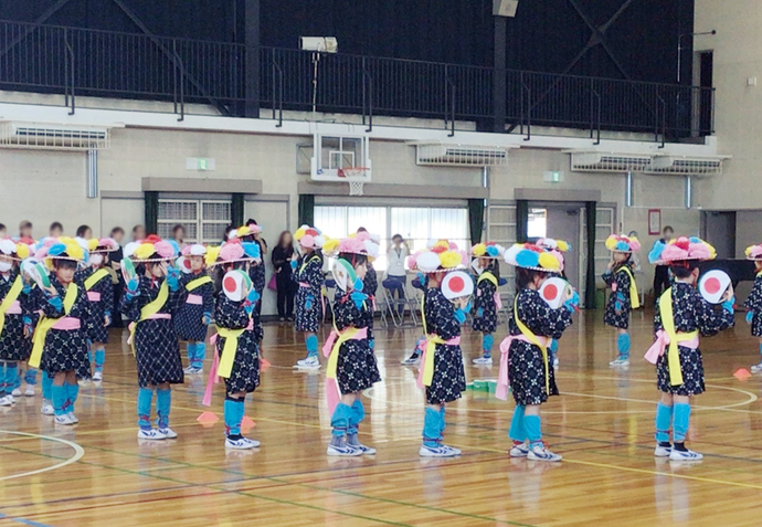 小学生が県指定無形民俗文化財「豊田駒場の銭太鼓」を披露したときの様子