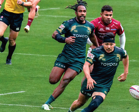 スタジアムのピッチで躍動するトヨタヴェルブリッツの選手