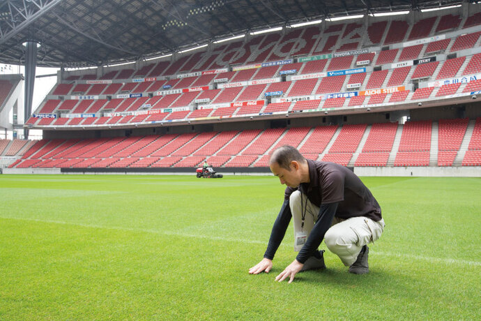 芝生の育成状況をチェックしている様子