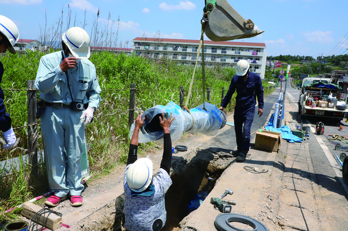 老朽化した水道管の交換作業