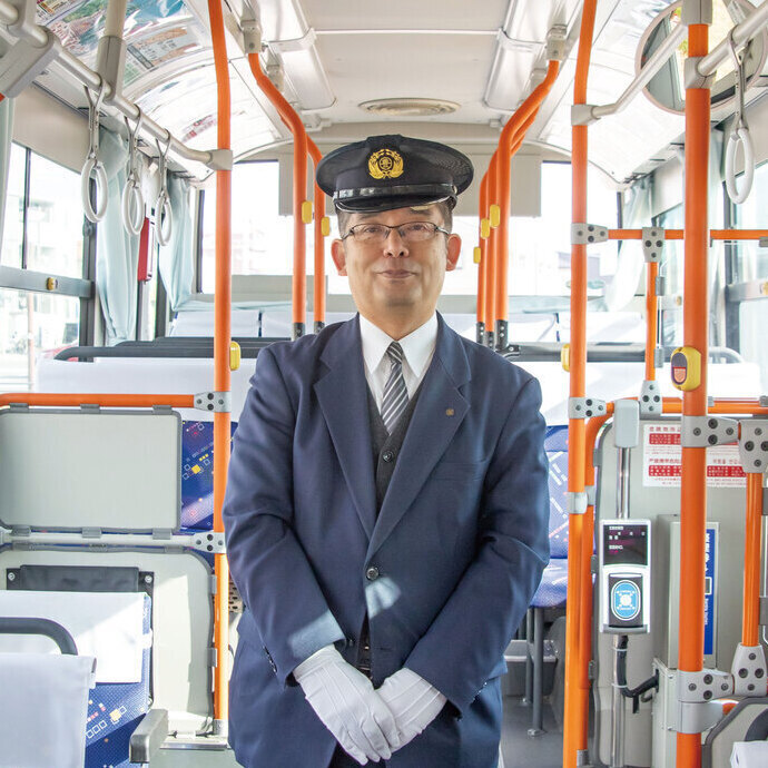 とよたおいでんバスの車内で撮影した川真田圭さんの正面写真