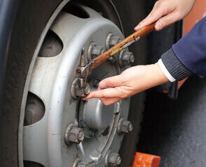 運行前の点検をする川真田さん