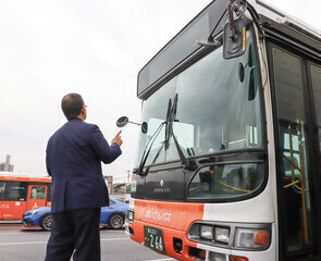 運行前の点検をする川真田さん