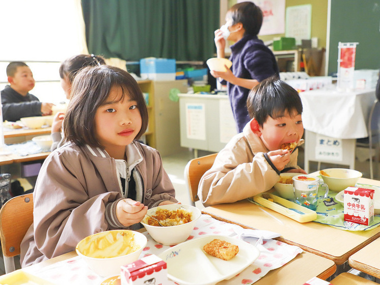 アジア・フレンドシップ給食を食べる児童の様子