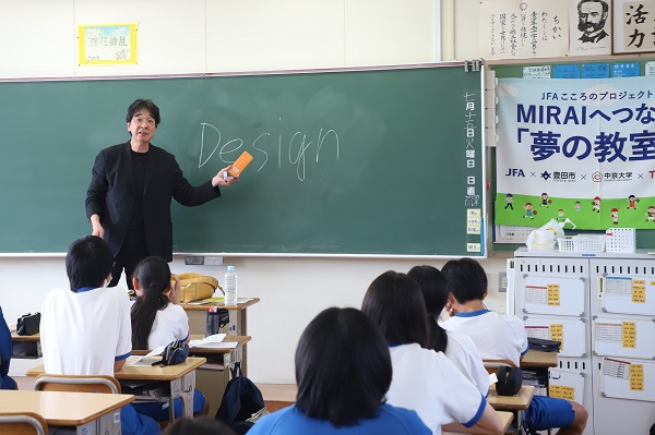  写真：生徒の前で夢を持つことの大切さを語る佐藤さん
