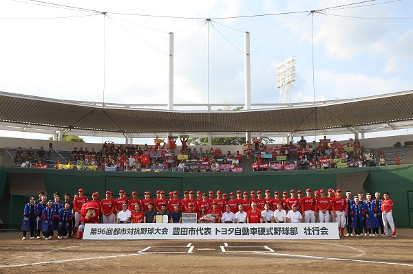 写真：壮行会参加者全員での集合写真