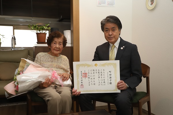 写真：祝状を渡す場面