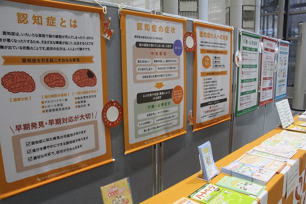 写真説明：啓発ブースの様子