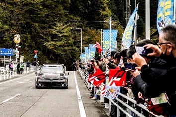 公道を走るラリーカー