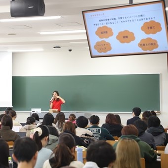 説明：講演の様子