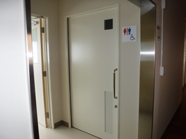 花山小学校　多目的トイレ入口