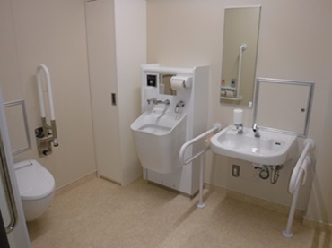 花山小学校　多目的トイレ　オストメイトと手洗い場