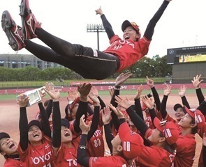 豊田レッドテリアーズの選手の胴上げ