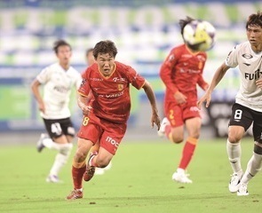 プレー中の名古屋グランパスの選手