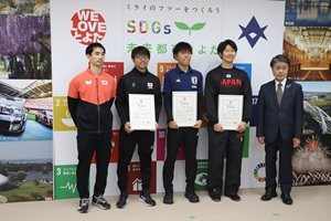 写真：デフリンピック出場選手と豊田市長