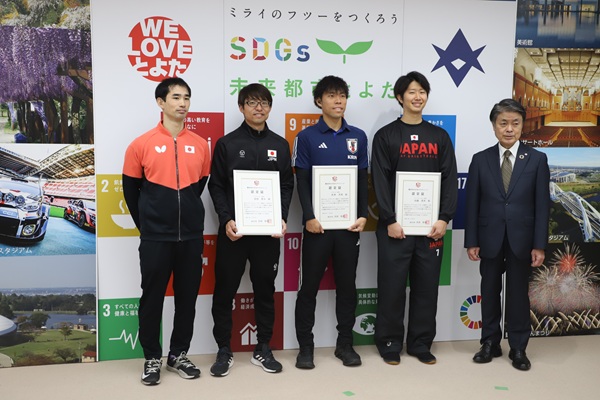 写真：デフリンピック出場選手と豊田市長