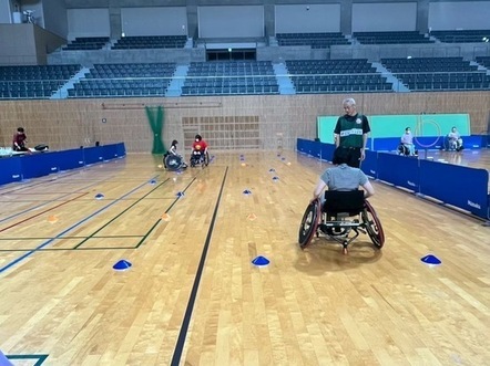 当日の様子　車いすに乗ってスラロームする体験
