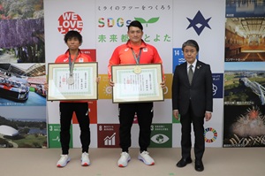 写真：記念撮影を行う湯上選手、杉本選手と市長