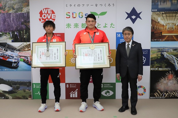 写真：記念撮影を行う湯上選手、杉本選手と市長