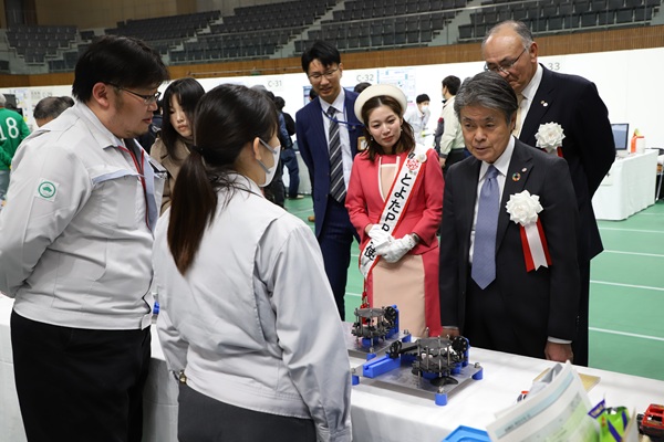 写真：からくりの説明を聞く太田市長