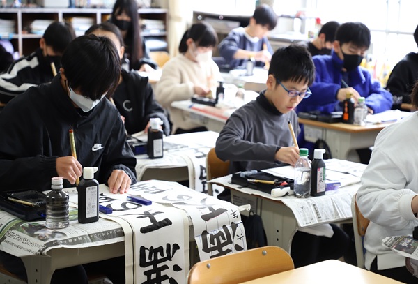 写真：書き初めをする児童