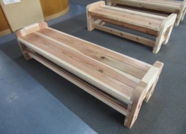 寄贈されるベンチ（写真）