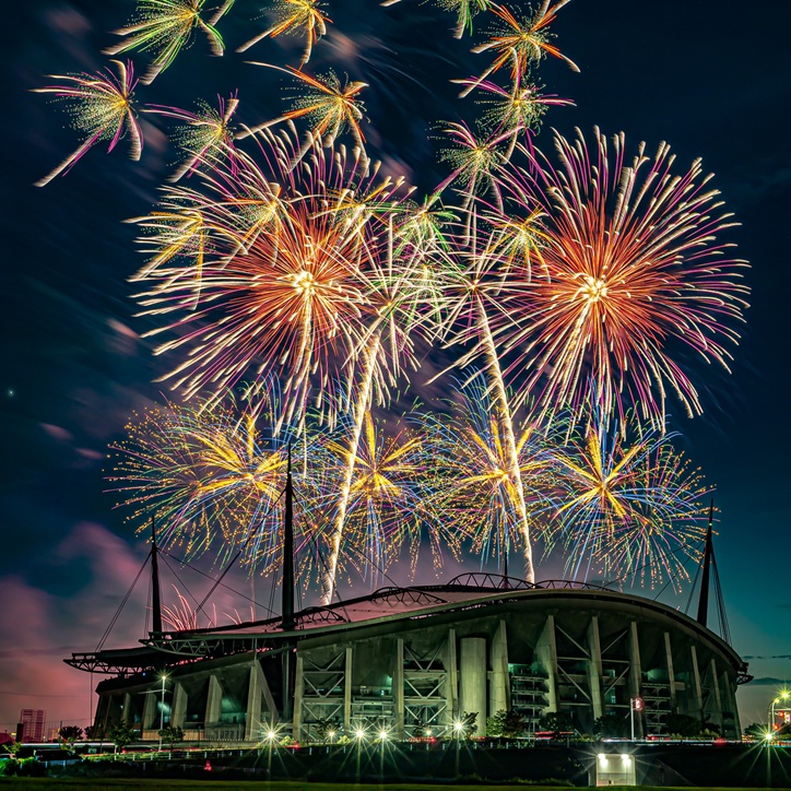 写真:豊田おいでんまつり花火大会の打上花火(外部リンク・新しいウインドウで開きます)