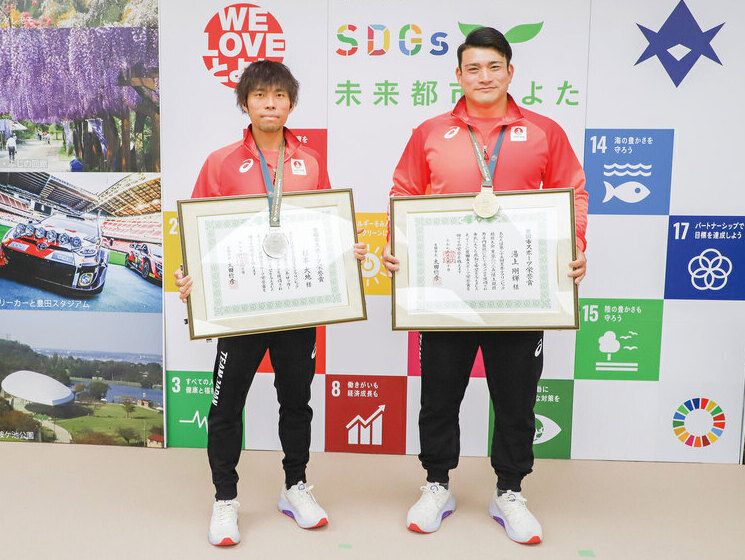 市スポーツ栄誉賞の賞状を持つ杉本大地選手と湯上剛輝選手