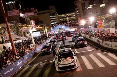 オープニングセレモニー 駅前を走るラリーカー