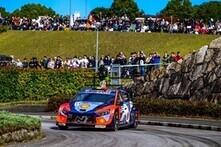 鞍ケ池公園を走るラリーカーと観客