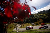 紅葉の鞍ケ池公園を走るラリーカー