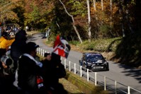 稲武設楽の公道を走るラリーカーと応援する沿道の観客